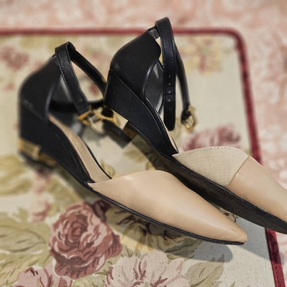 Tory Burch Elegant Black and Cream Heels - Picture 2 of 3